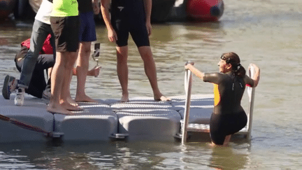 Elle a tenu parole : Anne Hidalgo, maire de Paris, s’est baignée dans la Seine le matin du mercredi 17 juillet, accompagnée du président du comité olympique Tony Estanguet. La qualité de l’eau doit permettre comme prévu la tenue des épreuves de nage. (France 2)