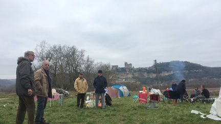 Une dizaine d'opposants au projet du contournement de Beynac ont investi le terrain départemental. (Caroline Pomès / Radio France)