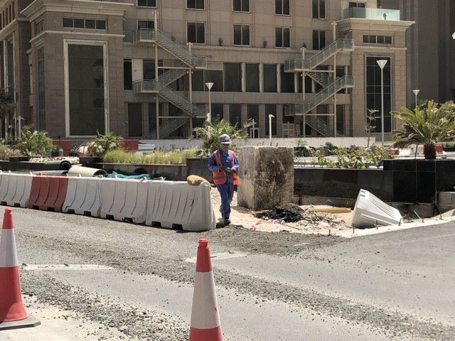 Un ouvrier sur le chantier de West Bay, le quartier diplomatique de Doha&nbsp; (EMMA SARANGO / RADIO FRANCE)