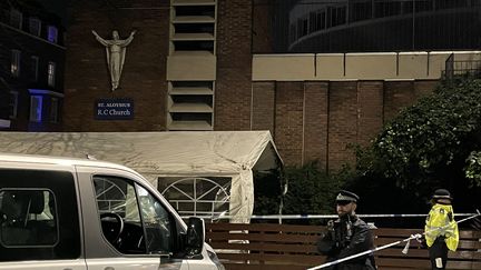 Des policiers sécurisent la scène de crime après une fusillade près d'une église à Londres, le 14 janvier 2023. (BURAK BIR / ANADOLU AGENCY / AFP)