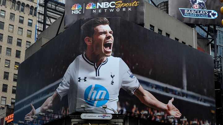 Un panneau publicitaire &agrave; l'effigie de Gareth Bale, &agrave; Times Square (New York, Etats-Unis), le 1er ao&ucirc;t 2013.&nbsp; (D. DIPASUPIL / GETTY IMAGES NORTH AMERICA)