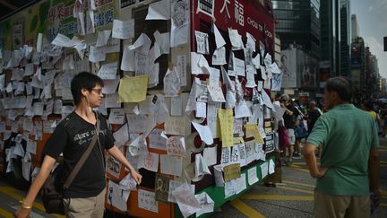 Les manifestants cherchent &eacute;galement &agrave; paralyser la ville. Des bus, comme ici &agrave; Mong Kok, ont &eacute;t&eacute; bloqu&eacute;s et recouverts de slogan &agrave; la gloire du mouvement. (PHILIPPE LOPEZ / AFP)