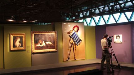 Depuis la nuit des temps, "l'humain a coup&eacute;, arrang&eacute;, coiff&eacute; ses cheveux pour plaire et se plaire, prendre ses distances avec l'&eacute;tat de nature", rel&egrave;ve Yves Le Fur, commissaire de l'exposition. (ELODIE DROUARD / FTVI)