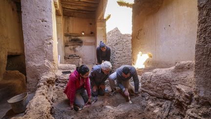 Des archéologues creusent dans les ruines d'une synagogue du quartier juif, ou mellah, du village de Tagadirt, dans la région marocaine des oasis de Tata, le 28 février 2023. (FADEL SENNA / AFP)