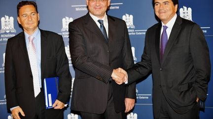 Eric Besson, le chef de la diplomatie roumaine Teodor Baconschi et Pierre Lellouche à Bucarest le 9 septembre 2010 (AFP / Daniel Mihailescu)