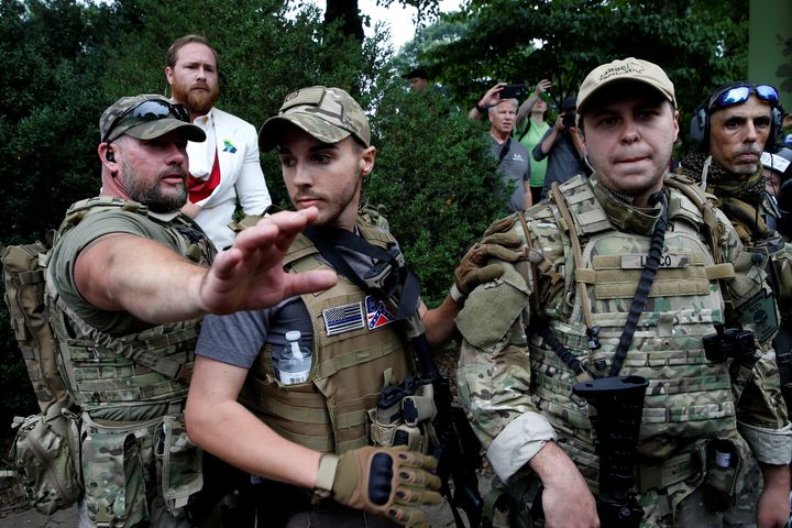 Des suprémacistes armés participent au rassemblement de Charlottesville, samedi 12 août 2017.&nbsp; (JOSHUA ROBERTS / REUTERS)