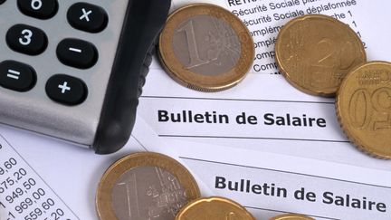 Une pile de bulletins de salaire. (RICHARD VILLALON / BELPRESS / MAXPPP)