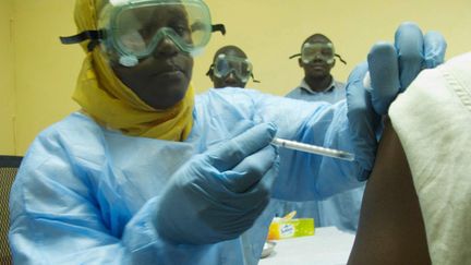 &nbsp; (Test d'un vaccin contre Ebola à Bamako le 10 octobre © Maxppp)