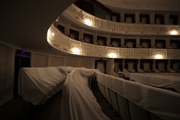 Des couvertures protègent les fauteuils de la salle principale du théâtre régional de Mykolaïv (Ukraine), le 26 mars 2023. (MATHIEU DREUJOU / FRANCE TELEVISIONS)