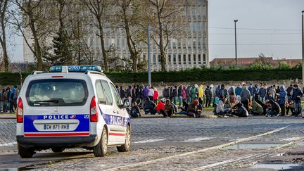 Un v&eacute;hicule de police face &agrave; des migrants &agrave; Calais (Pas-de-Calais), le 21 octobre 2014. (PHILIPPE HUGUEN / AFP)