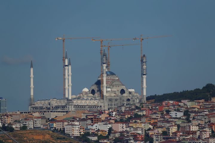 La mosquée géante qui surplombe le Bosphore à Istanbul, le 5 juin 2016. (MURAD SEZER / REUTERS)