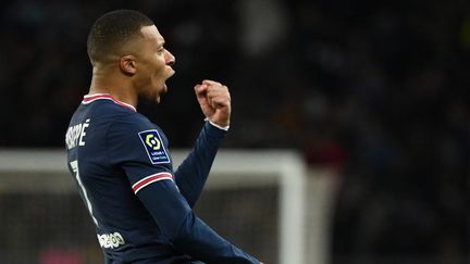 Kylian Mbappé célèbre son deuxième but lors de la 30e journée de Ligue 1 face à Lorient, le 3 avril 2022 au Parc des Princes. (FRANCK FIFE / AFP)