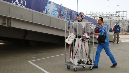 La gardienne de l'&eacute;quipe de hockey sur glace f&eacute;minine suisse Sophie Anthamatten&nbsp;est pouss&eacute;e sur un chariot &agrave; l'issue d'un entrainement &agrave; Sochi (Russie), le 6 f&eacute;vrier 2014. (PHIL NOBLE / REUTERS)