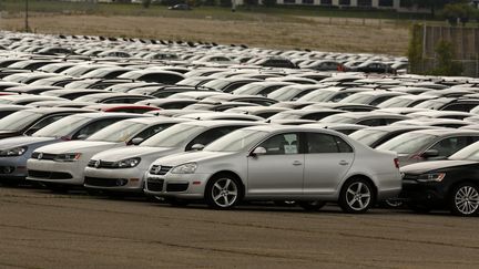 Des voitures Volkswagen et Audi rachetés à des clients américains à Pontiac, dans l'Etat du Michigan (Etats-Unis), le 4 août 2017.&nbsp; (JEFF KOWALSKY / AFP)