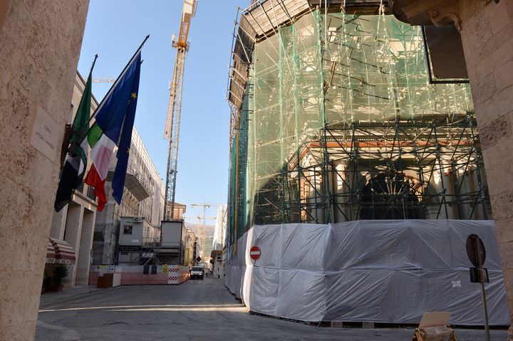 Les bâtiments de L'Aquila (Italie) toujours en travaux le 25 août 2016, sept ans après le séisme qui a dévasté la ville. (MAURIZIO GAMBARINI / DPA / AFP)