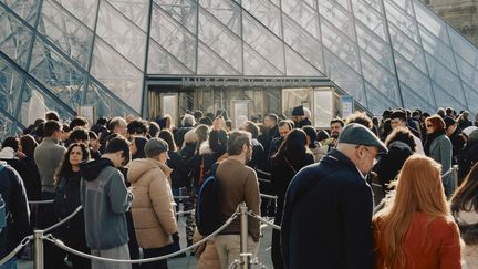 Des visiteurs font la queue devant l'entrée du musée du Louvre, le 5 janvier 2024, à Paris. (BENOIT DURAND / HANS LUCAS / AFP)