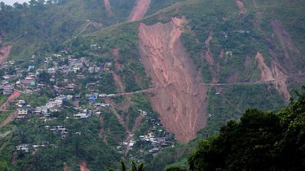 Le typhon Mangkhut a provoqué une importante coulée de boue qui a emporté plusieurs personnes à Itogon aux Philippines, le 16 septembre 2018.&nbsp; (HARLEY PALANGCHAO / REUTERS)