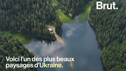 Au cœur d'une immense forêt de conifères, se cache un lieu magique : le lac Synevyr.