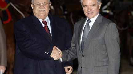 Le président irakien Jalal Talabani et le président de l'Assemblée nationale Bernard Accoyer (AFP/CHRISTOPHE ENA)