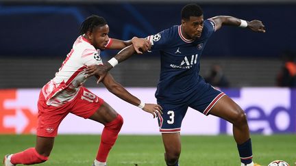 Presnel Kimpembe, ici au duel avec Christopher Nkunku, a souffert le martyr à Leipzig mardi 2 novembre. (FRANCK FIFE / AFP)