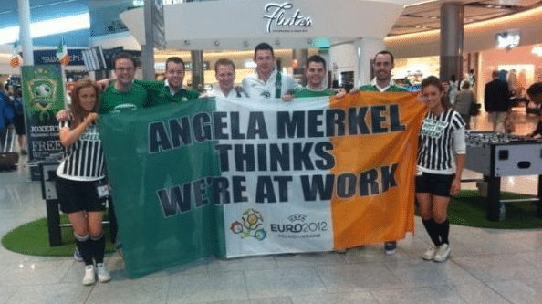 Des supporters irlandais apostrophent Angela Merkel sur cette photo, prise &agrave; l'a&eacute;roport de Dublin. (DR)