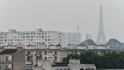 La tour Eiffel à Paris, dans un nuage de pollution, le 23 mai 2018. (JULIEN MATTIA / NURPHOTO / AFP)