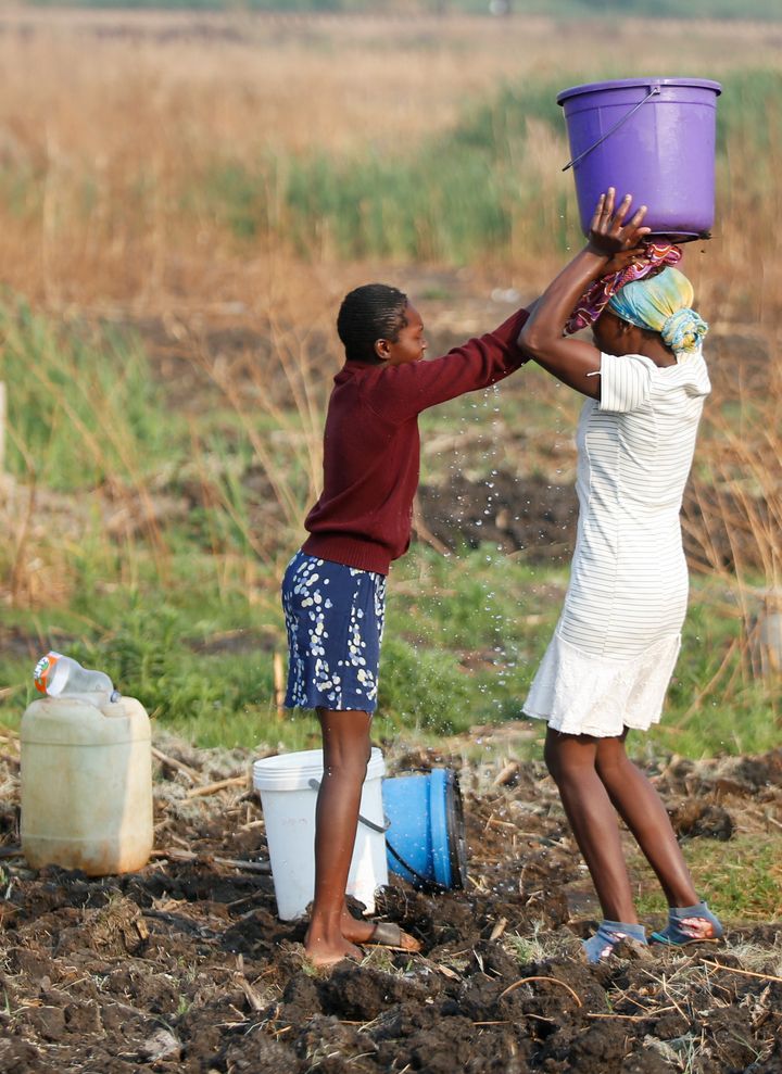 Des femmes prennent de l'eau à un puits à Warren Park, banlieue de Harare (Zimbabwe) le 24 septembre 2019. (REUTERS - PHILIMON BULAWAYO / X02381)