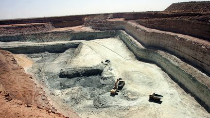 Camions chargés de roches contenant de l'uranium. Photo prise dans la mine d'Arlit d'Orano (ex-Areva) dans le nord du Niger le 25 février 2005. L'uranium extrait de la roche et transformé en "yellow cake" alimentera les réacteurs des centrales nucléaires.&nbsp; (PIERRE VERDY / AFP)