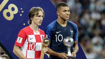 Luka Modric&nbsp;et Kylian Mbappé à l'issue de la finale de la Coupe du monde entre la France et la Croatie, le 15 juillet 2018, à Moscou (Russie). (THIAGO BERNARDES / FRAMEPHOTO / AFP)