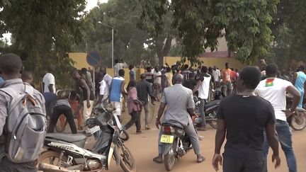 Des manifestants se rassemblent devant l'ambassade française à Ouagadougou (Burkina Faso), le samedi 1er octobre.&nbsp; (AFPTV TEAMS / AFP)