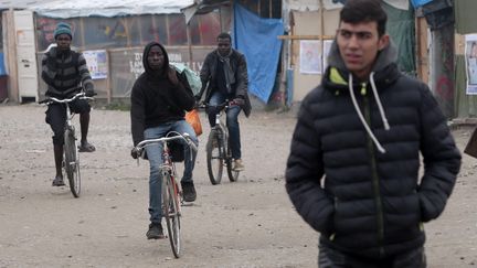 Calais : la "jungle" se vide de plus en plus