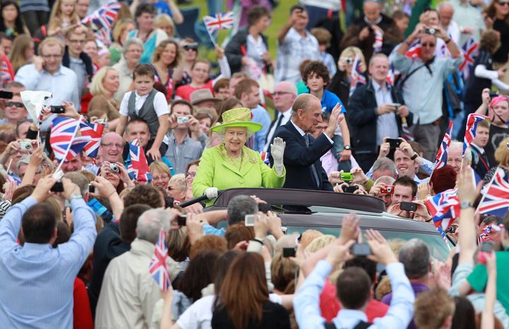 La reine Elizabeth et son mari, le prince&nbsp;Philip, le 27 juin 2012 à Belfast lors de la visite de la souveraine en Irlande du Nord dans le cadre des célébrations de son jubilé de diamant. (PETER MUHLY / AFP)