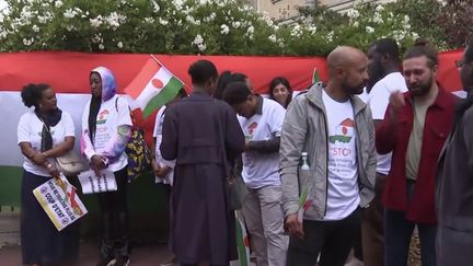 Niger : une manifestation en soutien du président Bazoum à Paris