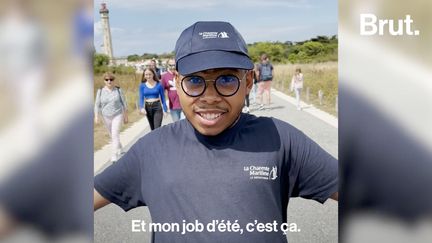 Pour la saison, William, 20 ans, a choisi de passer son été à l’île de Ré, où il est transporteur de touristes à vélo. Chaque jour, le jeune homme parcourt environ 80 kilomètres à vélo cargo, afin d’amener les passants du parking jusqu’au phare des Baleines. Brut a passé une journée avec lui. (BRUT / FRANCEINFO)