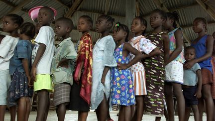 Campagne de vaccination contre la rougeole à Monrovia (Libéria). L'OMS préconise une vaccination des enfants entre 9 mois et 5 ans. Photo prise le 26 août 2003. (VASILY FEDOSENKO / X00829)