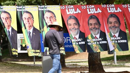 Brasilia, 27 septembre 2022. Affiches des deux principaux candidats à l'élection présidentielle brésilienne, Jair Bolsonaro et Luiz Inácio Lula.&nbsp;
 (EVARISTO SA / AFP)