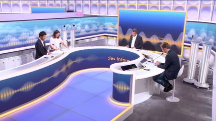 Tous les jours, les informés débattent de l'actualité autour de Marc Fauvelle et Renaud Dély. (FRANCEINFO / RADIO FRANCE)