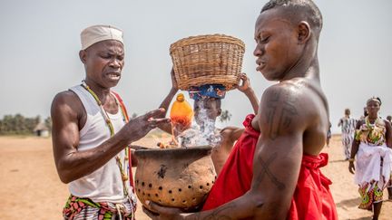 Le vaudou, mélange de pratiques magiques et de rituels chrétiens, est originaire du royaume de Dahomey, sud du Bénin, en Afrique de l’Ouest. Il compte aujourd'hui cinquante millions d’adeptes à travers le monde (Brésil, Haïti, Louisiane aux Etats-Unis…).&nbsp; &nbsp; (YANICK FOLLY / AFP)