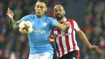 Lucas&nbsp;Ocampos (à gauche), le 15 mars 2018 face à Bilbao (Espagne).&nbsp; (ANDER GILLENEA / AFP)