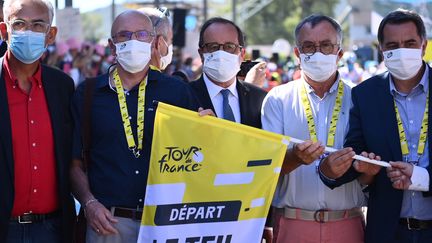 L'ex-président Francois Hollande (au centre) a donné le départ de la 6e étape du Tour de France 2020 au Teil (Ardèche), le 3 septembre 2020.
 (MARCO BERTORELLO / AFP)