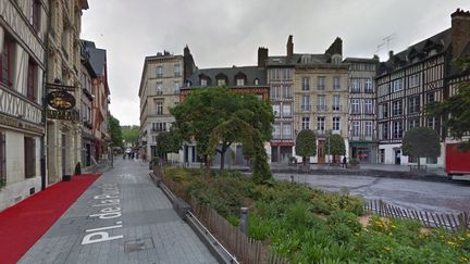 Les corps d'un homme et d'une femme ont été retrouvés dimanche 20 décembre 2015 au soir, dans un appartement situé place de la Pucelle, dans le centre du vieux Rouen (Haute-Normandie).&nbsp; (GOOGLE MAPS)