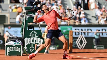 Non, Novak Djokovic ne célèbre pas sa victoire face à Alejandro Davidovich Fokina, mais bien le gain du deuxième set. Après avoir navigué entre les polémiques en début de tournoi, le Serbe a dû s'employer plus qu'à l'accoutumée face à l'Espagnol, le 2 juin 2023. (MUSTAFA YALCIN / AFP)