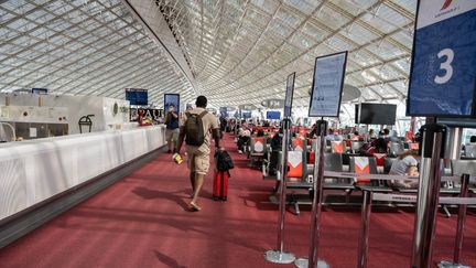 Un passager à l'aéroport Roissy-Charles-de-Gaulle, le 17 juin 2021. (SANDRINE MARTY / HANS LUCAS / AFP)