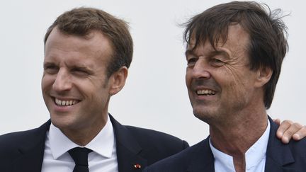 Emmanuel Macron et Nicolas Hulot, le 20 juin 2018 au cap Fréhel à Plévenon (Côtes-d'Armor). (FRED TANNEAU / AFP)