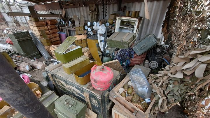 Du matériel militaire entreposé dans un camp de base près de Bakhmut, en Ukraine, en décembre 2022. (AGATHE MAHUET / FRANCEINFO)