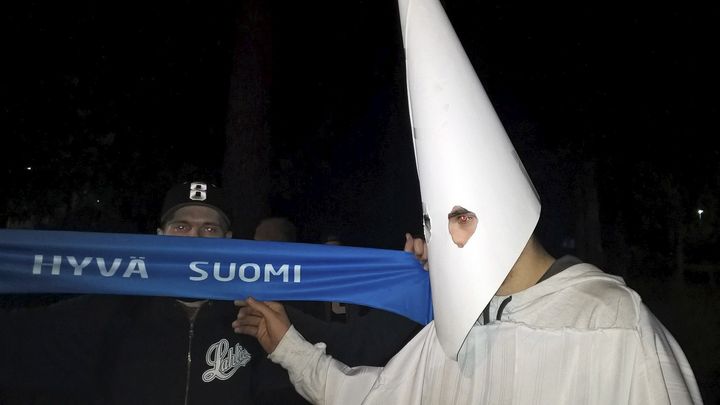 Un homme v&ecirc;tu d'une tenue du Ku Klux Klan participe &agrave; une manifestation, le 24 septembre 2015, &agrave; Lahti (Finlande). (MARKUS LUUKKONEN / LEHTIKUVA / AFP)