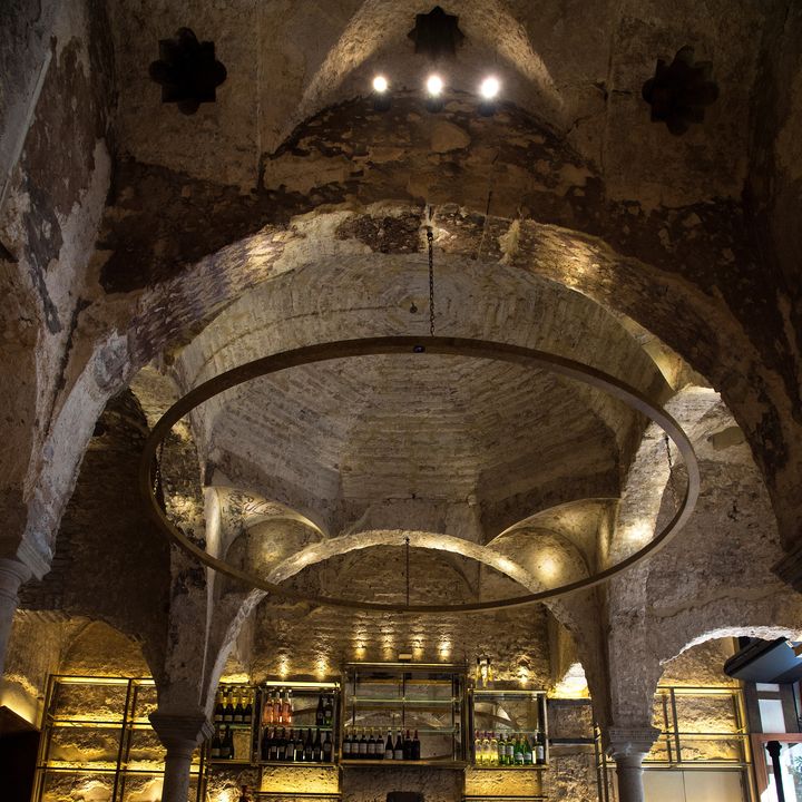 Le plafond du bar Giralda, à Séville.&nbsp; (CRISTINA QUICLER / AFP)