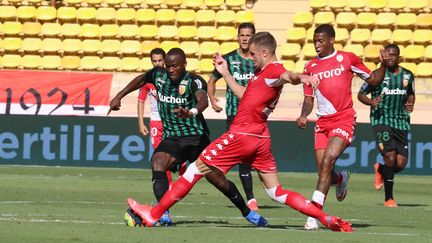 Lens (en vert) s'est imposé sur le score de 2-0 face à Monaco dans le cadre&nbsp;de la 3e journée de Ligue 1.&nbsp; (VALERY HACHE / AFP)