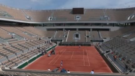 Le tournoi de tennis de Roland-Garros revient à Paris dimanche 26 mai, avec un court central flambant neuf résultat de 10 mois de travaux. (FRANCE 2)