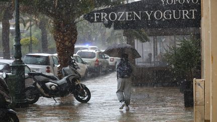 Eine Person auf der Straße in Ajaccio (Südkorsika), 14. November 2022. (FLORENT SELVINI / MAXPPP)